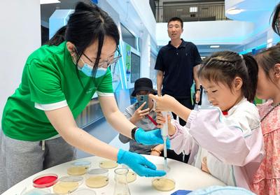 沉浸式探秘奇妙微生物世界！第八届“启梦微来”公众开放暨科学日活动举办
