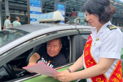 免费打印、静音护考……青岛汽车站设护航专区为高考学子加油