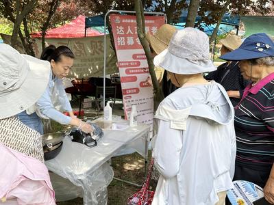 发挥“专业社工+志愿服务”联动优势 山水名园社区举办惠民海洋市集活动