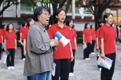 “走到哪我陪到哪！张桂梅连续16年送考