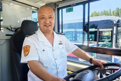 青岛巴士这位驾驶员职业生涯“到站”，23名徒弟接力守护美好出行