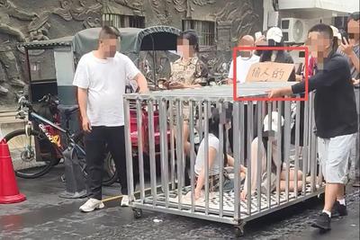 警方通报“两女子被关铁笼游街”