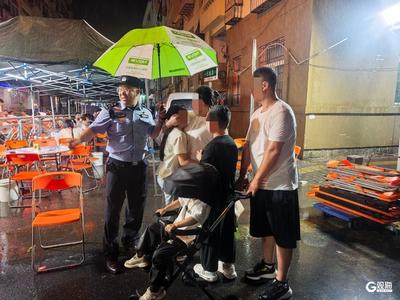 雨夜台东步行街，女童与家人走散！青岛民警20分钟帮一家人团聚