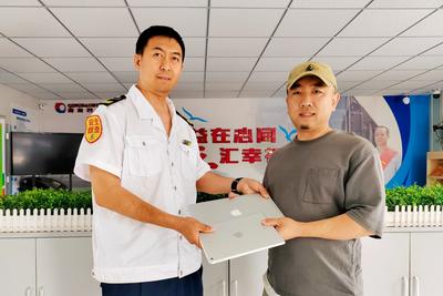 青岛巴士车厢再现暖心一幕：乘客贵重物品遗失，驾驶员捡到及时归还