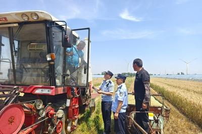麦地里的“藏蓝护航队”：青岛公安深入田间地头，把安全送到种粮人身边