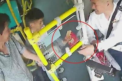 “谢谢叔叔！”青岛巴士车厢响起稚嫩道谢声……