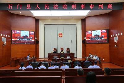 6人勾结非法侵占鸡蛋价值超400万元，被判刑