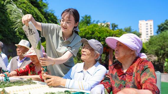 青岛：多彩民俗迎端午