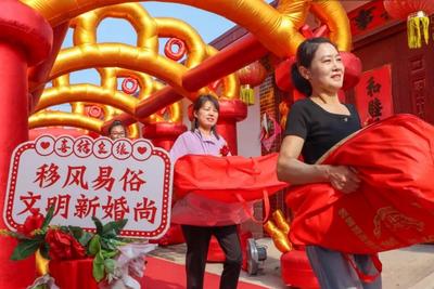 央媒看青岛 | 光明日报头版头条关注青岛：“帮喜团”为爱减负