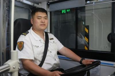 青岛公交驾驶员等20分钟不见失主，一个回电让这场“乌龙”暖到心里！