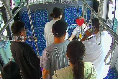 糖果、巧克力、饮料……乘客因低血糖晕倒，青岛车厢里暖意流淌