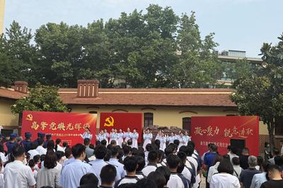 “高擎党旗光辉扬”诵歌会在青岛上演
