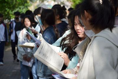 教育部：严禁炒作“高考状元”“升学率” 纠治奢华录取通知书