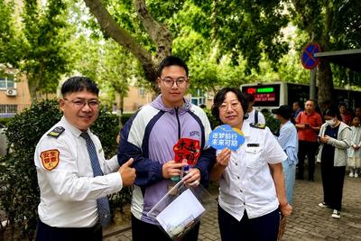 青岛巴士志愿者在考点“摆摊”，小扇子送出“金榜题名”好彩头