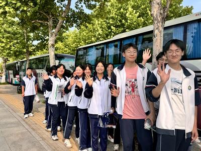 中考首日，西海岸6812名学子乘坐170台大巴车、公交车赴考