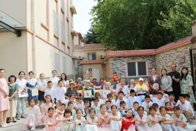 粽香暖夕阳 童心敬长者——青岛嘉峪关学校“红领巾”走进康养中心开展端午志愿敬老活动 