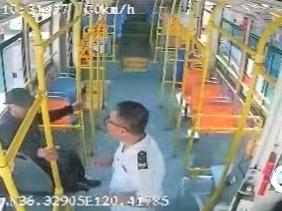 老人坐错车回家遇难题，城阳巴士驾驶员开私家车送回
