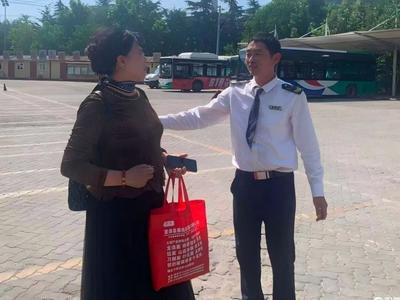 五万金镯完璧归赵！青岛巴士驾驶员拾金不昧彰显城市温度