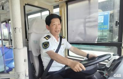 一声呼喊，齐伸援手！青岛街头又见暖心一幕