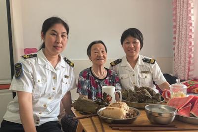 七年温情结对、端午岁岁相伴！青岛这群志愿者暖心守护夕阳红