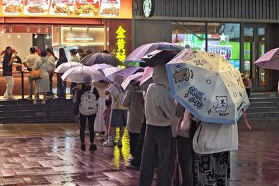 青岛今天阴有小雨到中雨，市区最高气温24℃，最低气温21℃