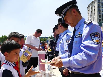 警犬排爆、装甲车登场……警营开放进校园，送上一份安全大餐