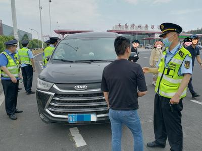 青岛交通执法部门开展联合执法行动，护航旅游季安全出行