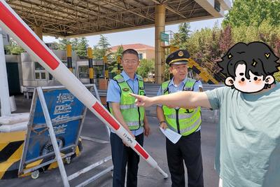 青岛交通运输执法支队办结首例多车组团闯卡案