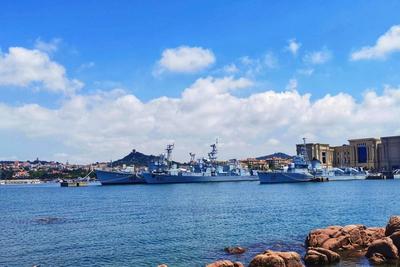 青岛今天多云间晴，市区最高气温28℃，最低气温23℃
