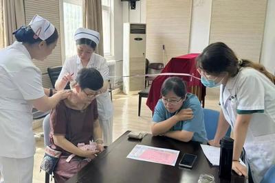清心泻火，除烦安神，@青岛人，夏至过后推荐按压劳宫穴