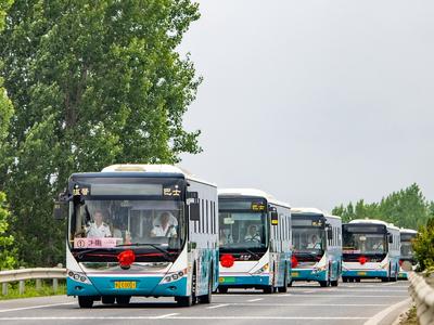 西海岸4143名学子乘坐大巴车、公交车逐梦高考