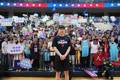 欢迎小杨回家！杨瀚森球迷见面会国信举行