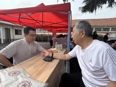 父爱如山，健康护航！崂山区沙子口街道把暖心服务送到居民“家门口”