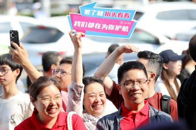 2026年夏季高考正式拉开帷幕，青岛近5.3万名考生踏入考场