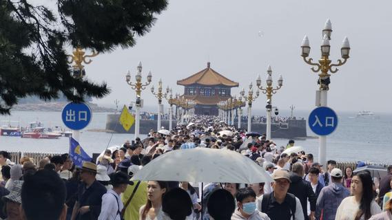 栈桥夏潮涌，山海游人醉