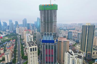 浮山湾畔再添产业新地标！南京路1号项目主体封顶