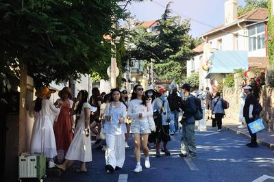 “情绪价值”引领假期旅游热潮，青岛旅游热度高