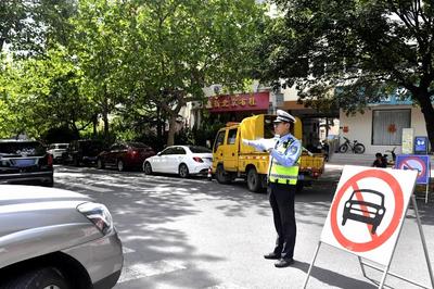 设置临停车位、发布路况提示……青岛公安交管部门细化“送考最后一公里”