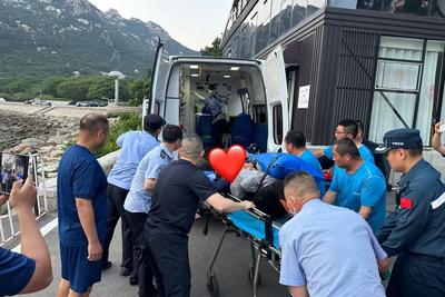 两名海上运动爱好者海中遇险，青岛公安联动多部门巨浪中精准救援