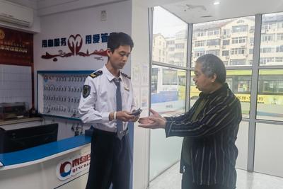 老人乘公交丢失钱包，青岛巴士人暖心保管完璧归赵