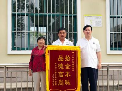 2.27万现金遗落公交车厢，青岛暖心司机妥善处置及时归还