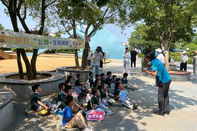 李沧区举办“林风伴阅·书润童心”公园+全民阅读活动