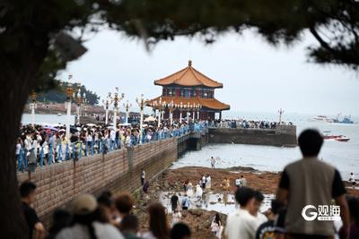 端午假期首日，烟雨栈桥游人醉
