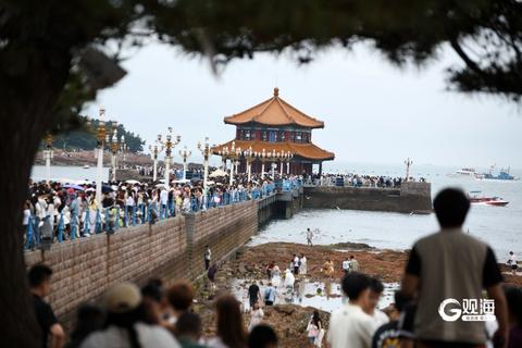 端午假期首日，烟雨栈桥游人醉