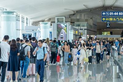 青岛机场单日旅客量连破10万人次！旅客：啤酒大海我来了
