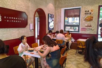 烟火小店聚人气！青岛“烟火经济”涌动盛夏时分