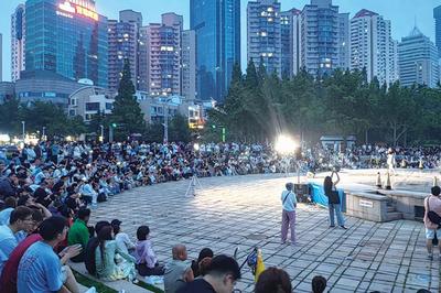 青岛文艺演出常态化走上街头，“文化快闪”：在烟火日常中邂逅艺术之美
