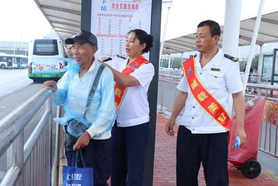 传递城市温度！李沧巴士为来青游客撑起“风雨中的暖伞”