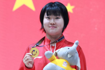 喜报！青岛学子姜依依征战亚青赛，逆势夺冠为国争光
