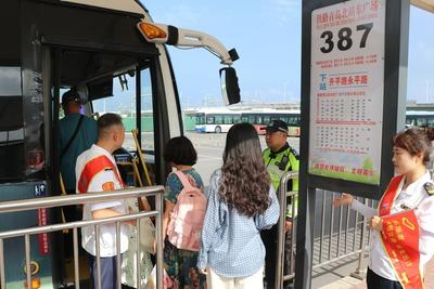 酷暑中，青岛这些人用汗水守护城市出行秩序